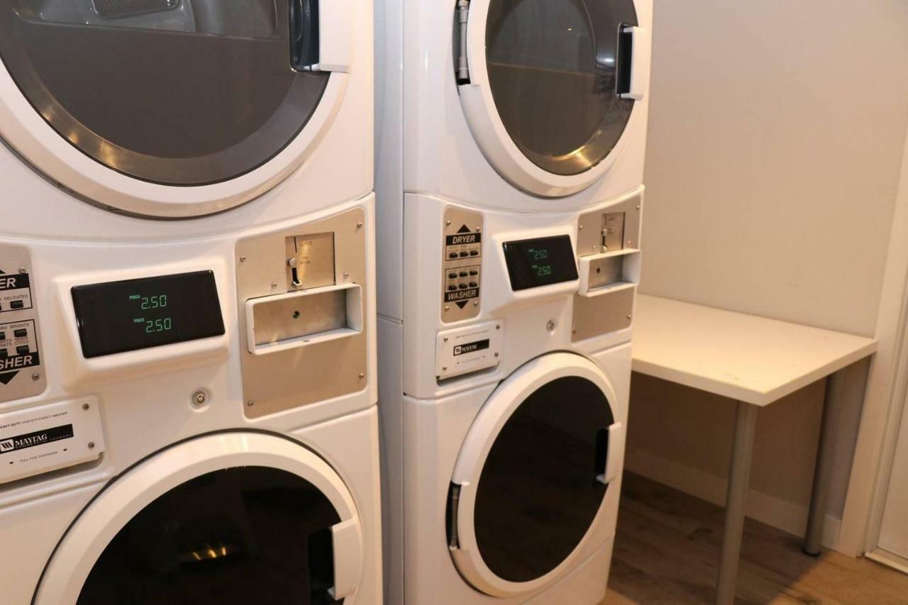 A Stylish Stay W/ A Queen Bed, Heated Floors.. #15 Brookline Eksteriør billede