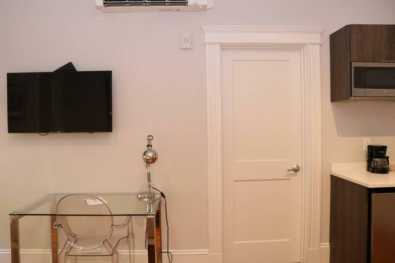 A Stylish Stay W/ A Queen Bed, Heated Floors.. #15 Brookline Eksteriør billede