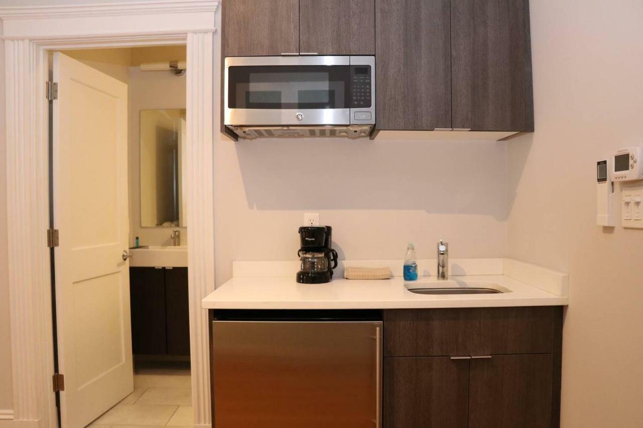 A Stylish Stay W/ A Queen Bed, Heated Floors.. #15 Brookline Eksteriør billede