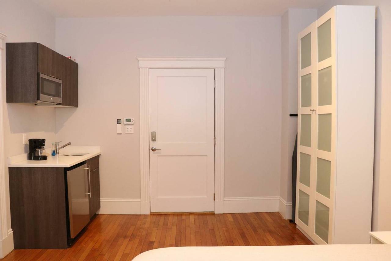 A Stylish Stay W/ A Queen Bed, Heated Floors.. #15 Brookline Eksteriør billede